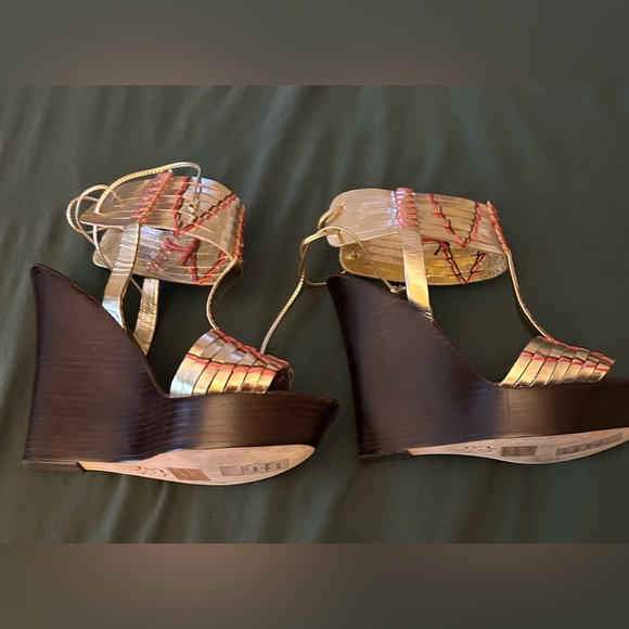 bebe Angie Gold Wedge Sandals in Sz. 7.. brown wedges.. NIB.. never been worn.. - Picture 3 of 8